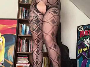 Loira gostosa fantasizes halloween bunny masturbates till she squirts wildly