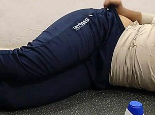 Girlfriend's ass creampied by lover doggystyle 🔥🍑