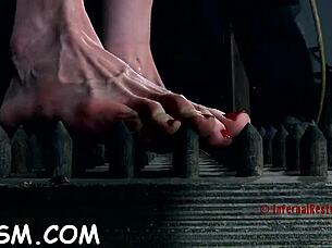 Femdom slut spanks and sucks cock in sadomasochism game