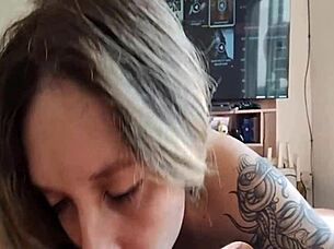 petite babe mamando rola with small tits