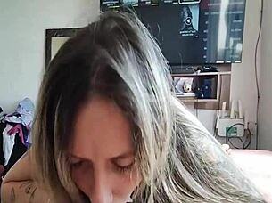 petite babe mamando rola with small tits