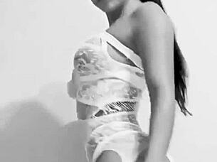 jolie jeune femme... la lingerie lui va trop bien, ouais!