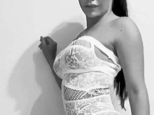 jolie jeune femme... la lingerie lui va trop bien, ouais!