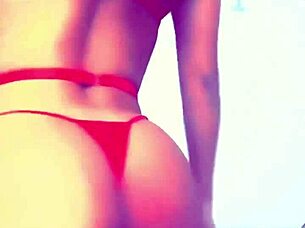 jolie jeune femme... la lingerie lui va trop bien, ouais!