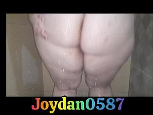 wife's big juicy ass teases seductively in steamy bath