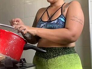 i'm cooking online but really flashing my swollen pussy for you