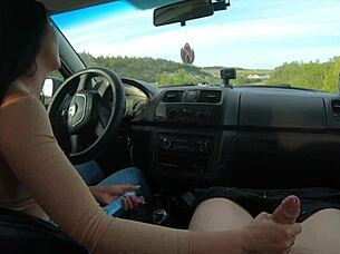 แฟนสาวช่วยชักควยใหญ่กลางถนนในรถนอกบ้าน