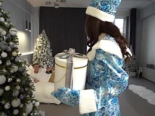 sexy snow maiden's christmas threesome wish comes true 🎄💦 cum everywhere 😈