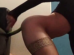 Горячая транс в колготках соло ебет жопу большими дилдо