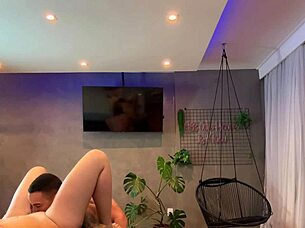 AMIGO SOLTEIRO DEVORA TIGHT PUSSY ENTÃO FODE O MARIDO