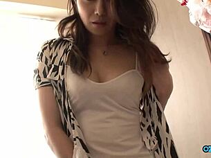 Hairy Cunt Rub Turns Into Hot Fingering