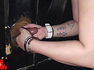 Tão gostoso no gloryhole dei até o cuzinho 😈🍑