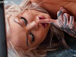 Nichole Saphir's glowing buttflap traps your gaze