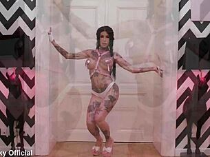 Anal Queen Gapes Juicy Ass with Monster Black Dildo Toy