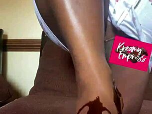 curvy bbw goddess flexes toes for femdom foot worship fetish 😍👣