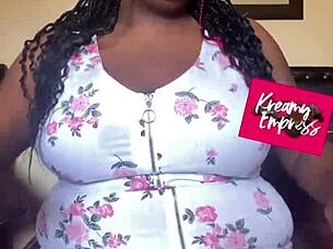 curvy bbw goddess flexes toes for femdom foot worship fetish 😍👣