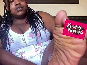 curvy bbw goddess flexes toes for femdom foot worship fetish 😍👣