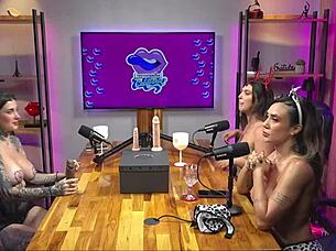 Peituda tatuada milf licks huge tits and sucks dildo 😍👅