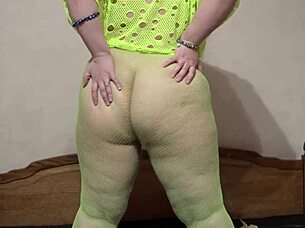 😍 BBW chubby milf in pantyhose dildo fucks bed! 💦