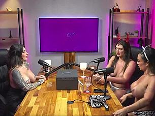 Peituda tatuada milf licks huge tits and sucks dildo 😍👅