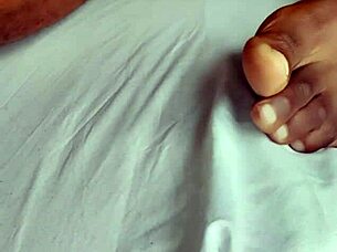 Deep pussy fisting makes her squirt uncontrollably