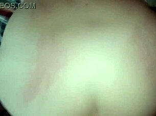 mi hermanastra posa tetona en perrito lista para follar