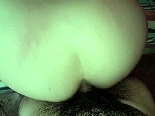 mi hermanastra posa tetona en perrito lista para follar