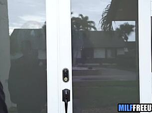 ebony realtor freeuses mouth and pussy for eager client