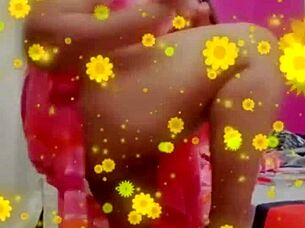 Indian beauty dances hot revealing her luscious curves