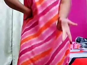 Indian beauty dances hot revealing her luscious curves