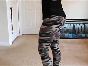 Sexy redhead shakes her juicy ass in hot twerking dance