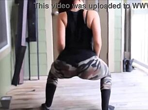 Sexy redhead shakes her juicy ass in hot twerking dance