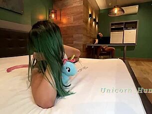 ela nao resistiu minhas plataformas e decidiu me comer com strap on