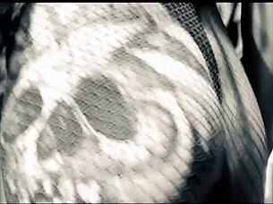 wanna lick my pretty small barefoot feet while i tease you?