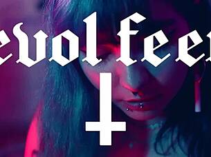 wanna lick my pretty small barefoot feet while i tease you?