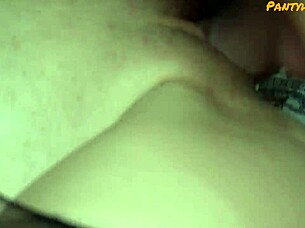 Seksi Esmer Milf Külotlu Çorapla Genç Elemanı Baştan Çıkarıp Sert Cowgirl Binip Zıplıyor