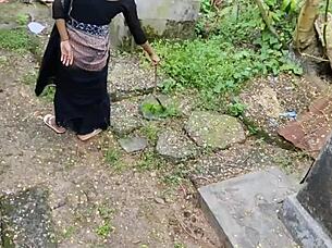 Komal Bhabhi อมควยโดนเย็ดดุกลางแจ้งใต้บันได