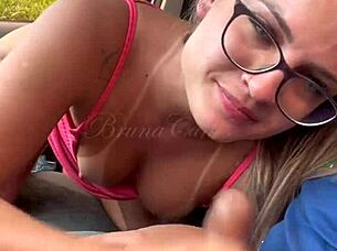 Loira rabuda, quick deepthroat blowjob in traffic jam uber ride!