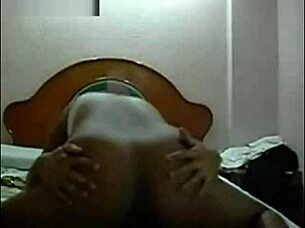 venezuelan curvy babe from caracas shows off her assets