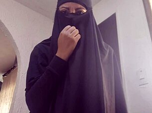 Niqab Arab Milf Squirts Roughly