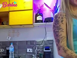 Empregada provoca com rabo gostoso limpando pau