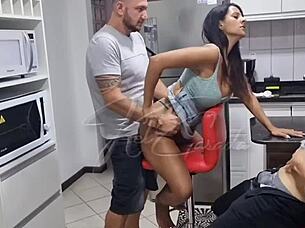 fui servida de café da manhã no balcão da cozinha pelos peitos grandes da minha amiga latina