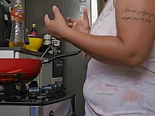 pregnant beauty shows off her big ass curves