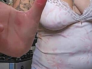 pregnant beauty shows off her big ass curves