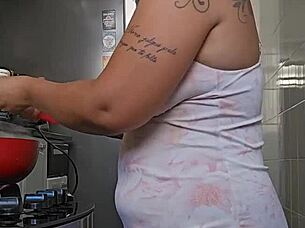 pregnant beauty shows off her big ass curves