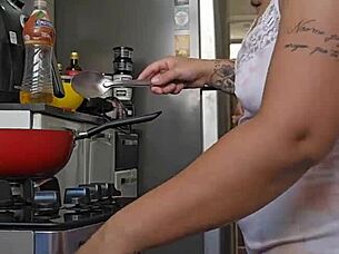 pregnant beauty shows off her big ass curves