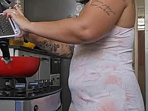 pregnant beauty shows off her big ass curves