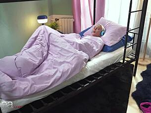 Petite blonde Lovita Fate scissors Lady Dee to wild orgasms!