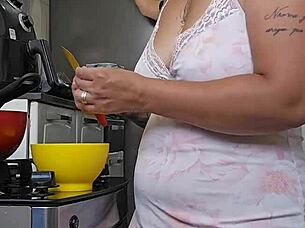 pregnant beauty shows off her big ass curves