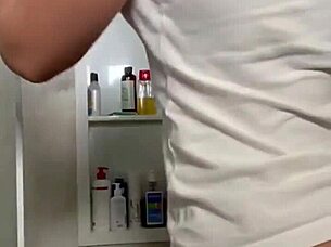 mulher melao shakes her big ass on webcam 😍🍑